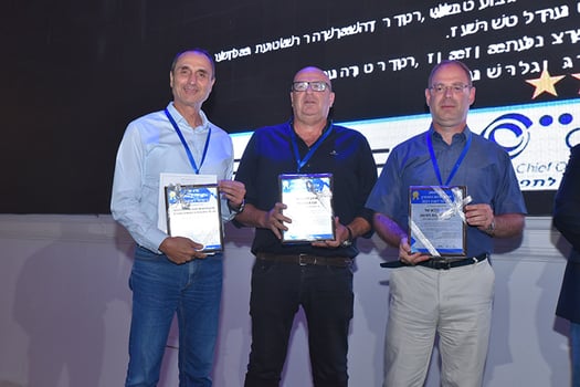 בתמונה מימין לשמאל: יואב שגב (סגן מנהל רכש) רפא״ל, ליאור ששון (מנהל אגף הרכש) חברת החשמל, אלי שמש (סגן מנהל שרשרת אספקה בחטיבת כלי טיס צבאיים), מלט טכנולוגיות, התעשייה האווירית.  קרדיט: סרגיי לוי